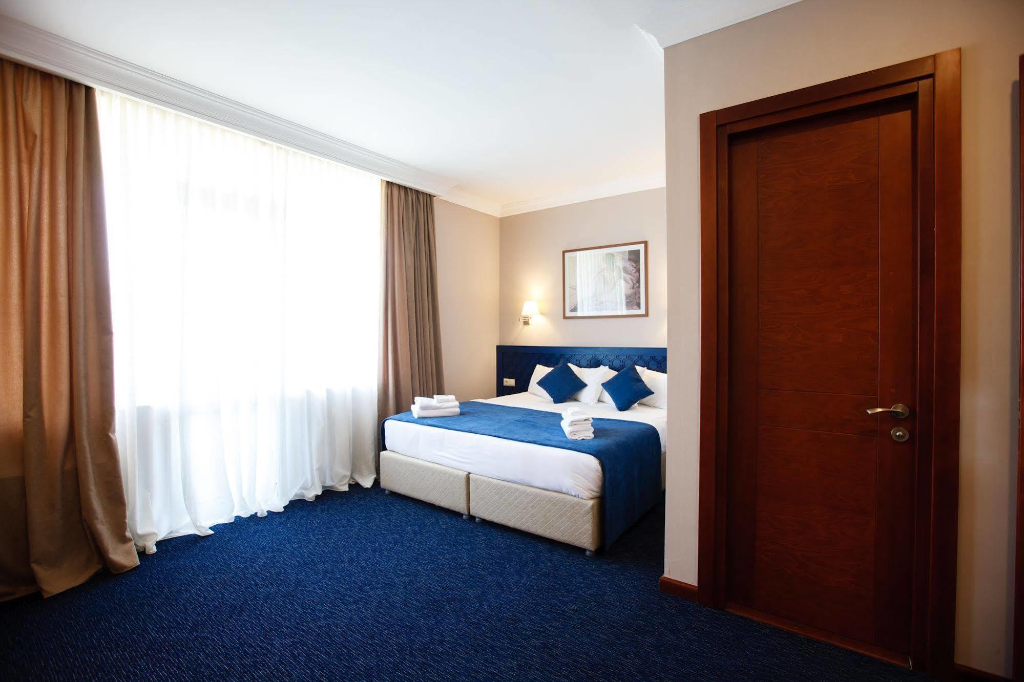 Cruise Hotel Тбилиси Екстериор снимка